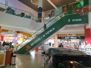 Оклейка эскалатора в торговом центре